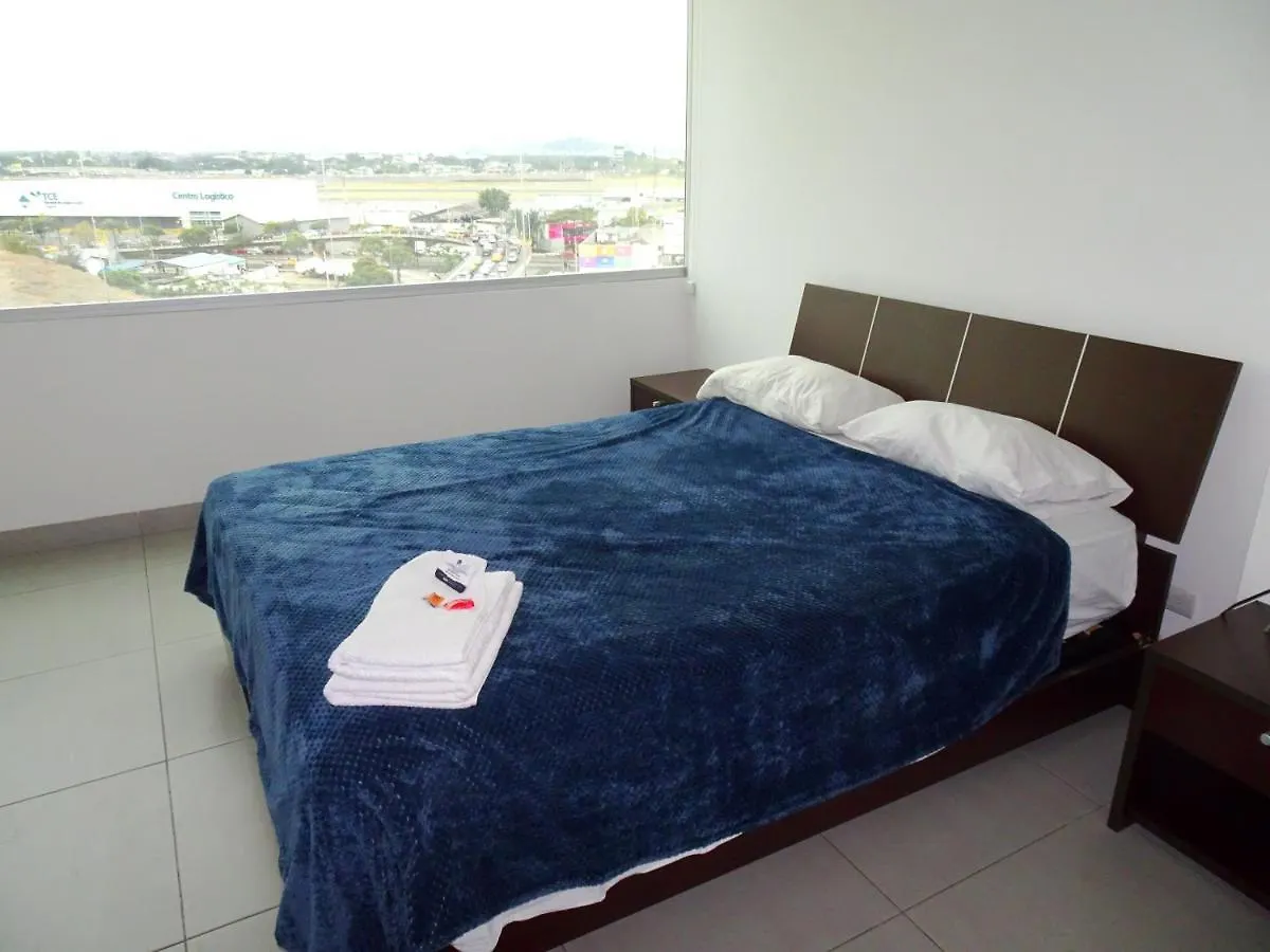 1340 Quo Habitacion En Lujoso Departamento A 1 Minuto Del Aeropuerto Гуаякиль Проживание в семье
